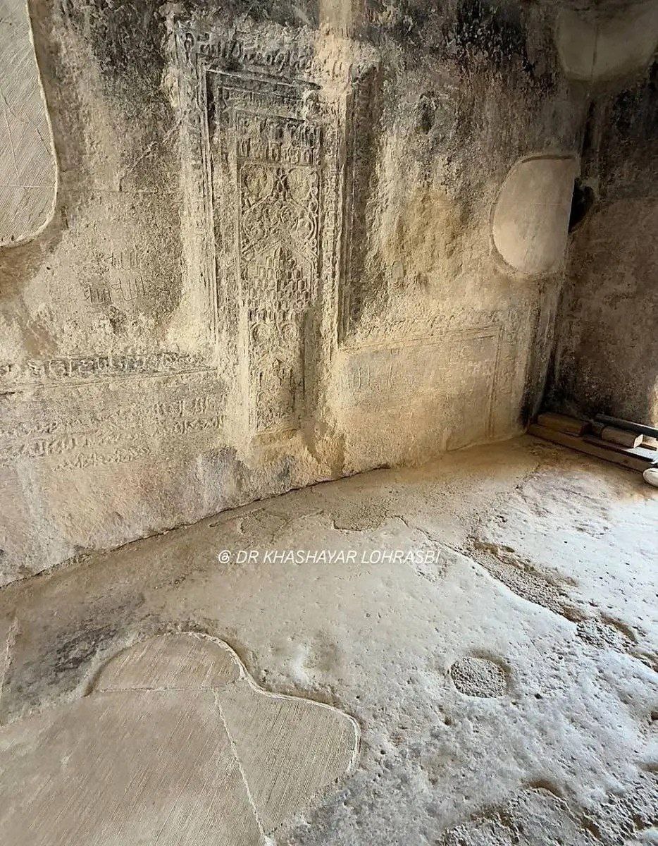 تصاویری از داخل آرامگاه کوروش بزرگ تصاویری از داخل آرامگاه کوروش بزرگ