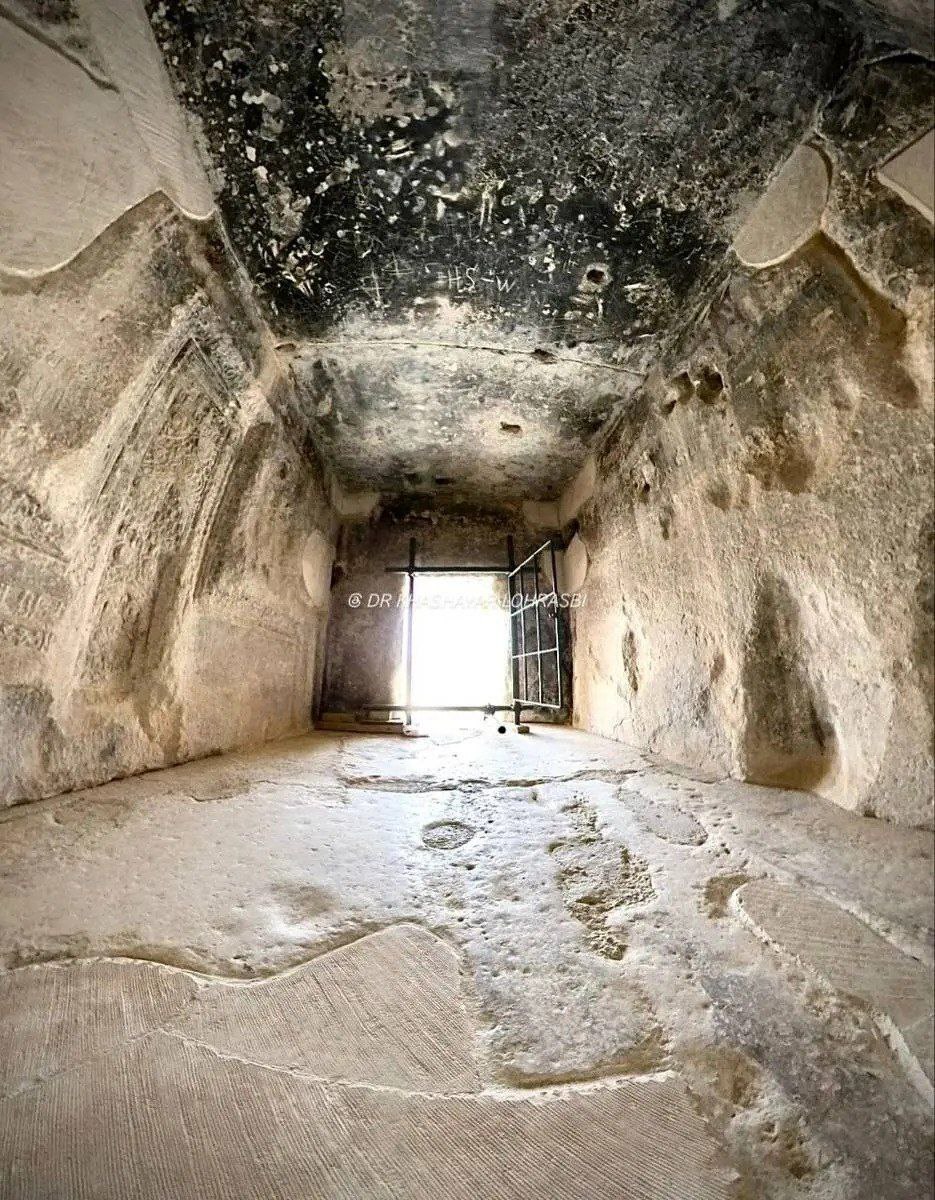 تصاویری از داخل آرامگاه کوروش بزرگ تصاویری از داخل آرامگاه کوروش بزرگ