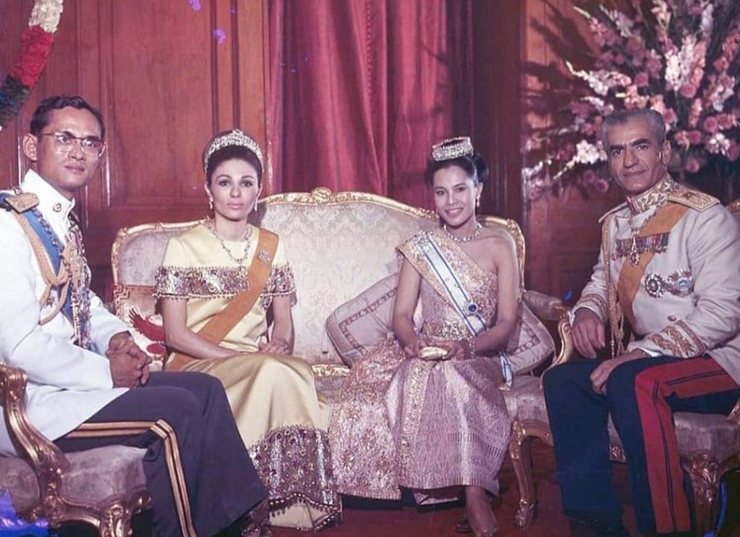 محمدرضا شاه و فرح پهلوی در کنار پادشاه و ملکه تایلند