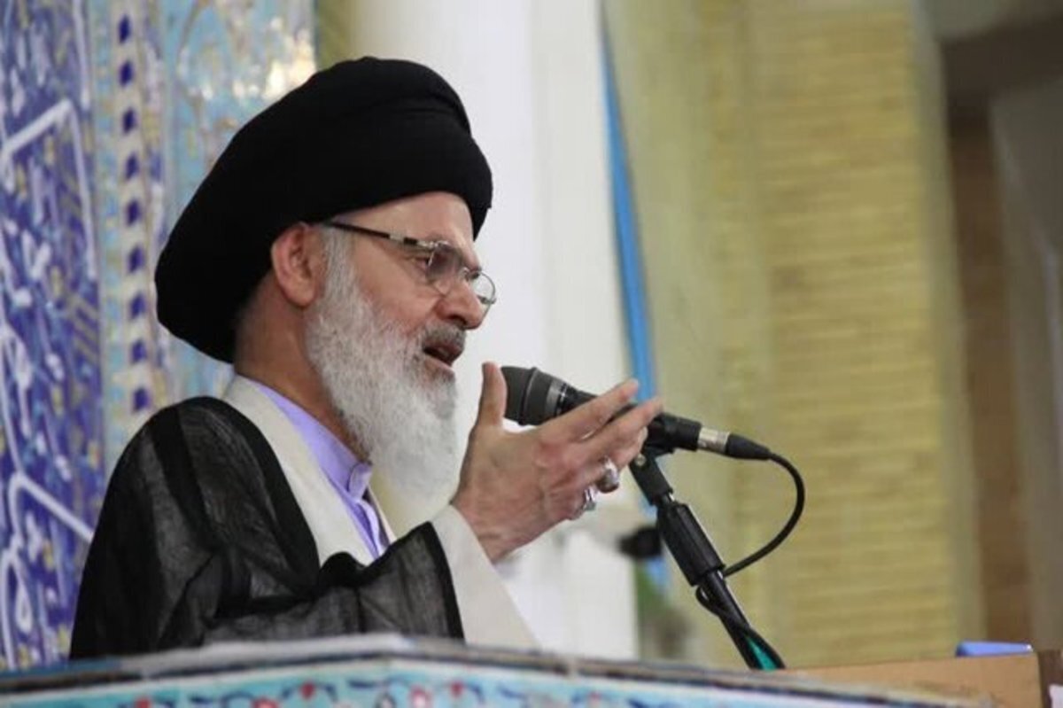 امام جمعه قم: کسی که قدرت موشکی ایران را انکار کند یا در خواب است یا خود را به خواب زده