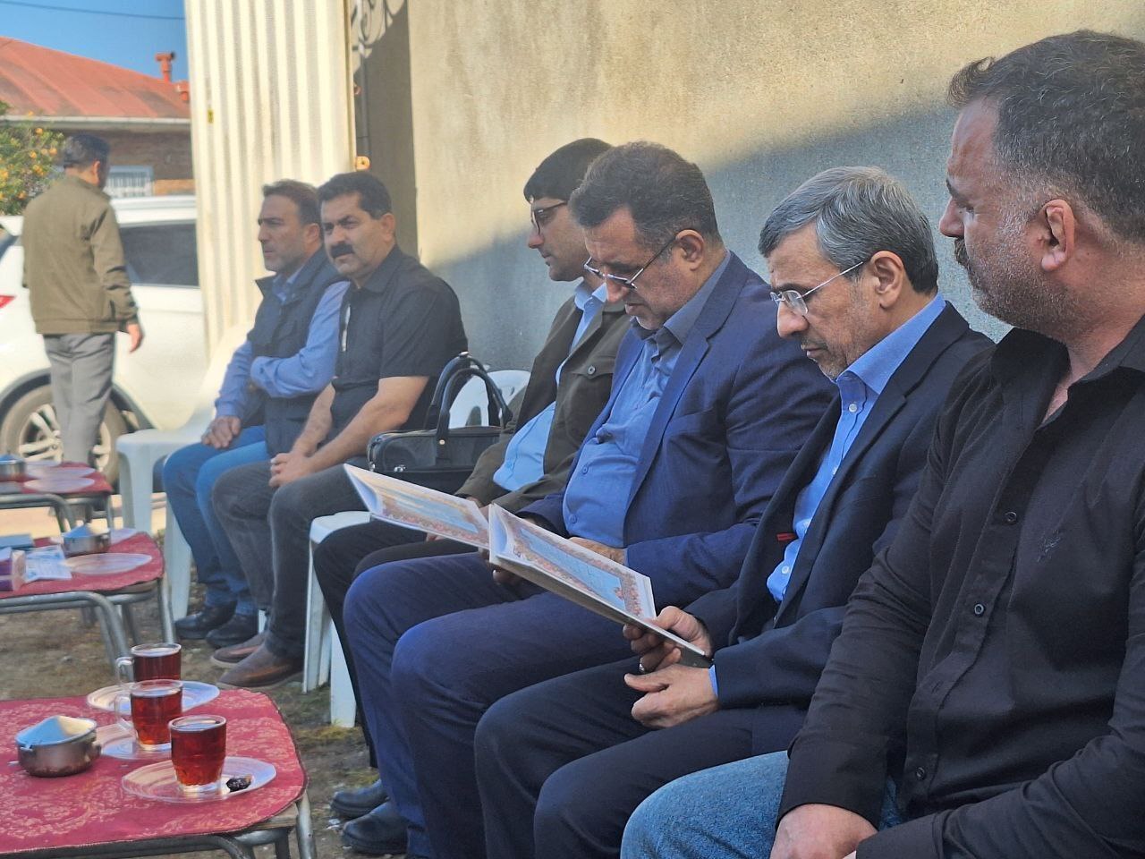 احمدینژاد در منزل خانواده رحیممشایی حاضر شد احمدینژاد در منزل خانواده رحیممشایی حاضر شد