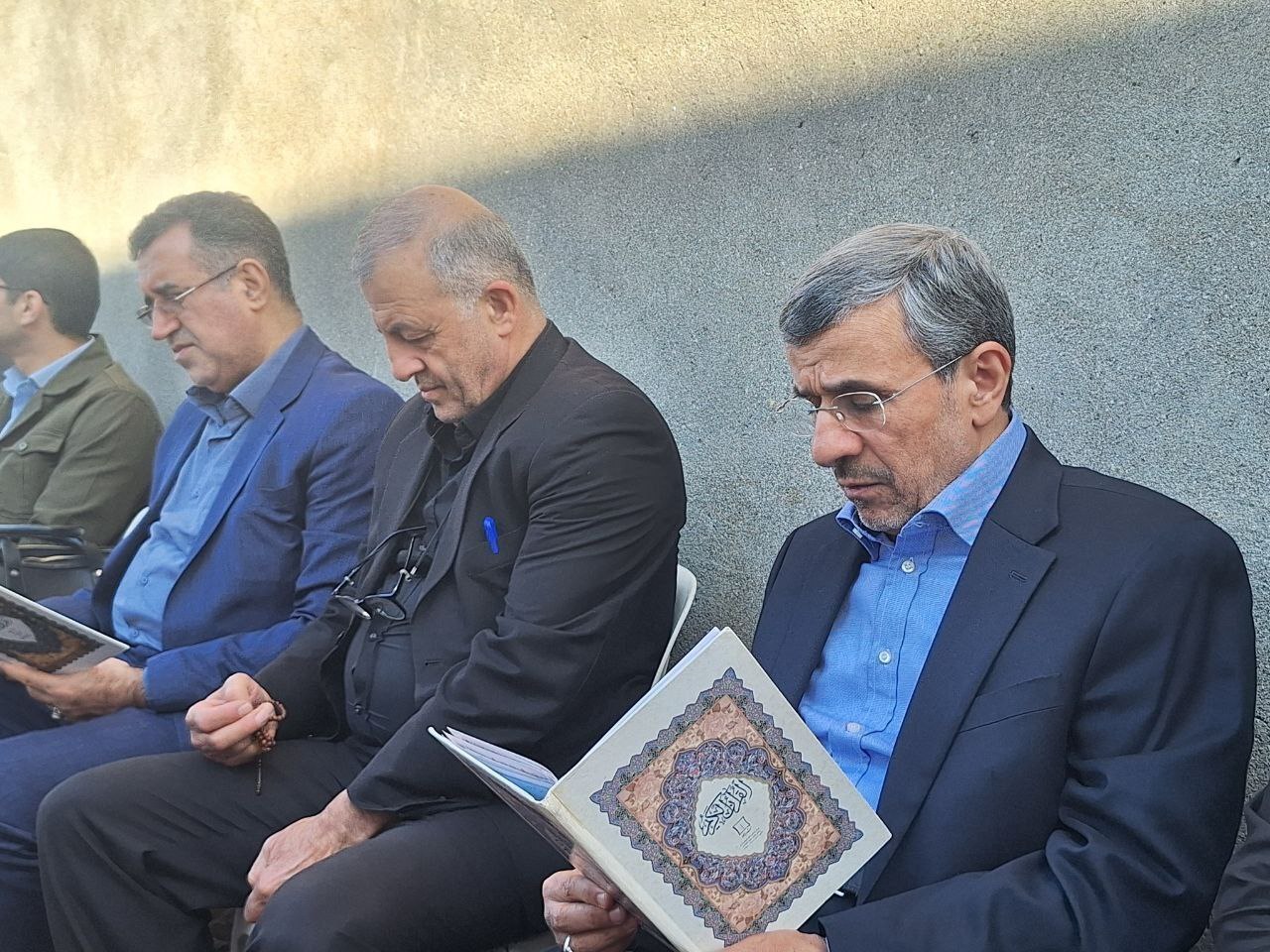 احمدینژاد در منزل خانواده رحیممشایی حاضر شد احمدینژاد در منزل خانواده رحیممشایی حاضر شد