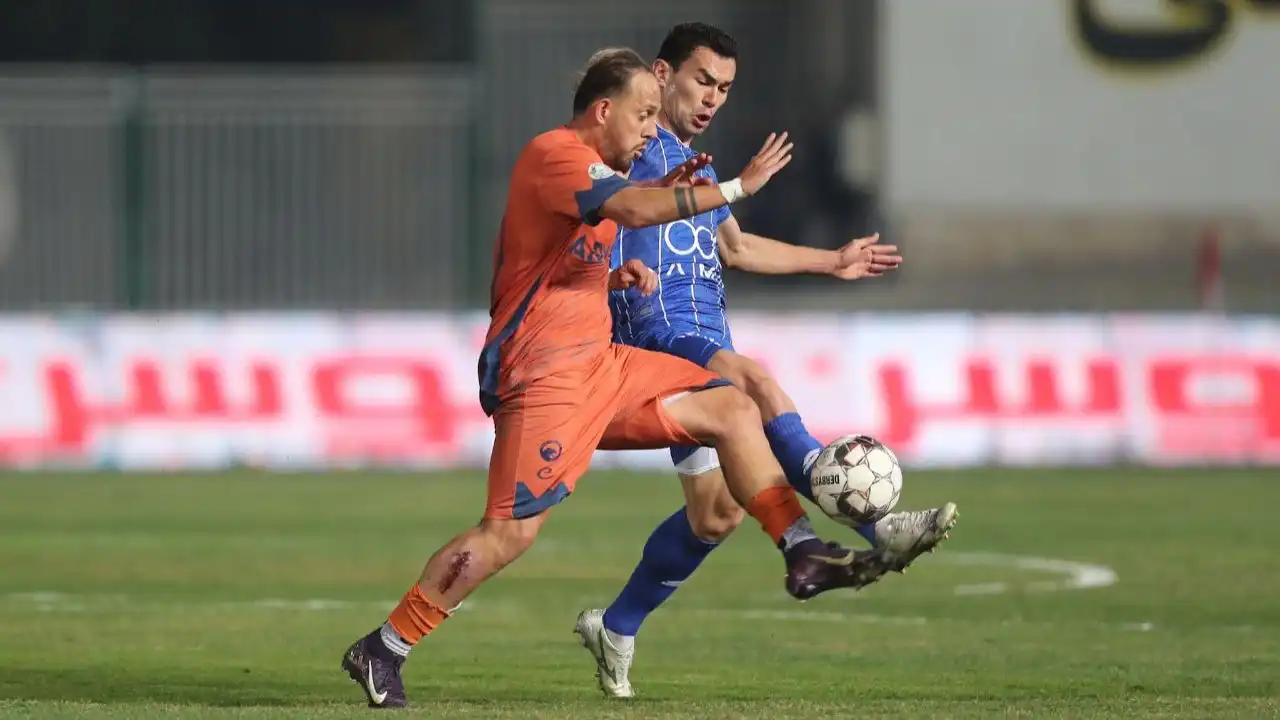 ماجرای بوسه جنجالی پیش از پنالتی؛ کاپیتان پادیاب از کری خاصش با وینگر استقلال پرده برداشت پادیاب و استقلال