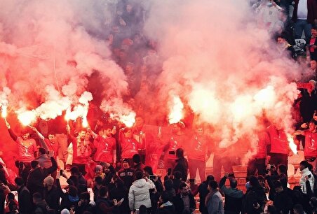 ببینید| توقف زودهنگام دیدار آژاکس و خرونینگن به دلیل آتش‌بازی هواداران