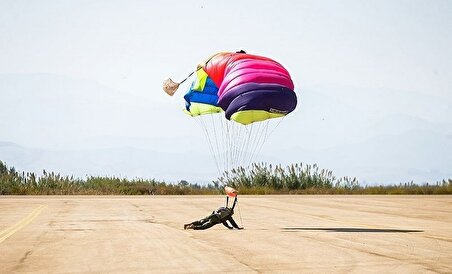 ببینید| نمایش زیبا و نفس‌گیر ۱۰۴ چترباز در بالای دریاچه ولز