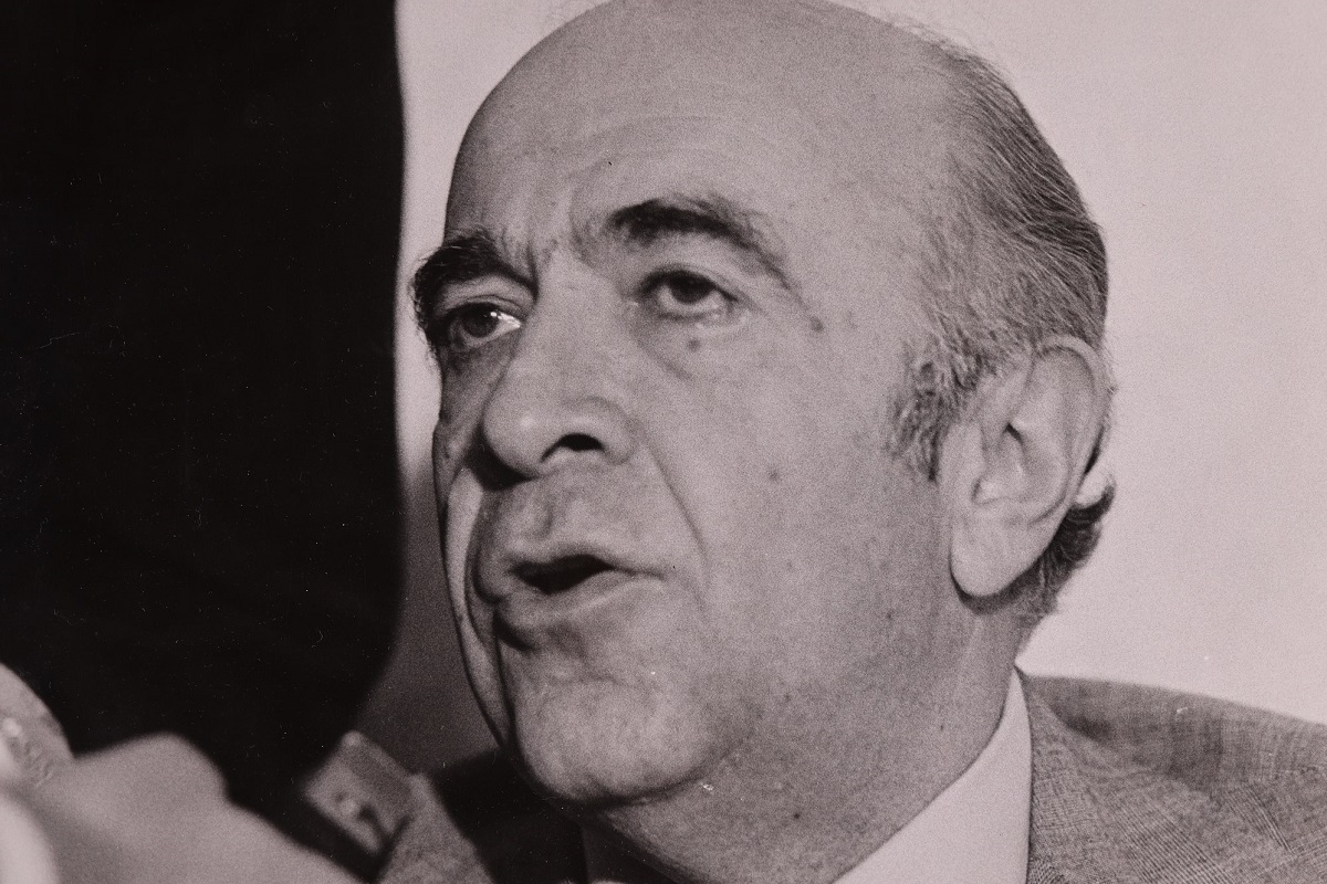 عکس کمتر دیده‌شده؛ هویدا در کنار غلامرضا پهلوی و همسرش در دهه ۴۰