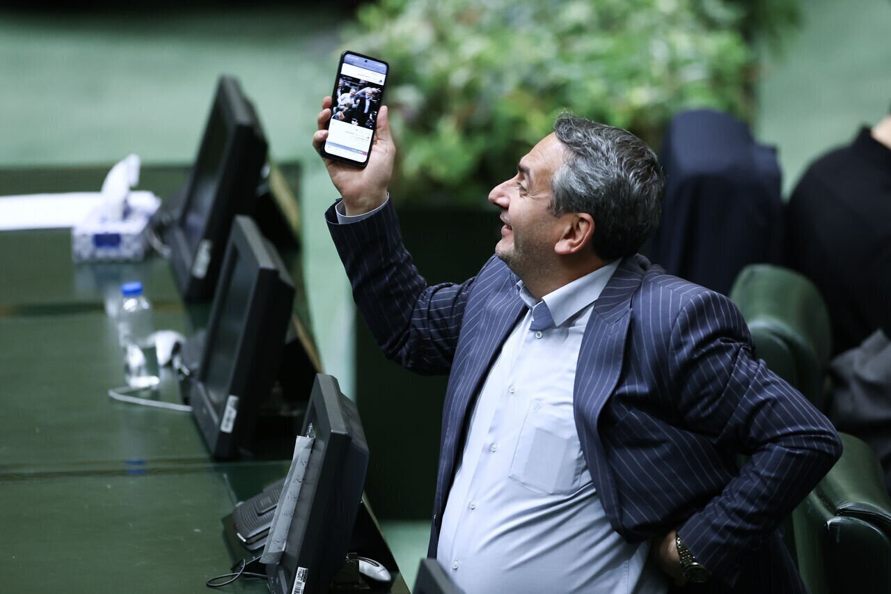 نشستن عجیب نمایندگان مجلس ایران سوژه رسانه خارجی + مرور ۱۰ عکس جنجالی از خانه ملت