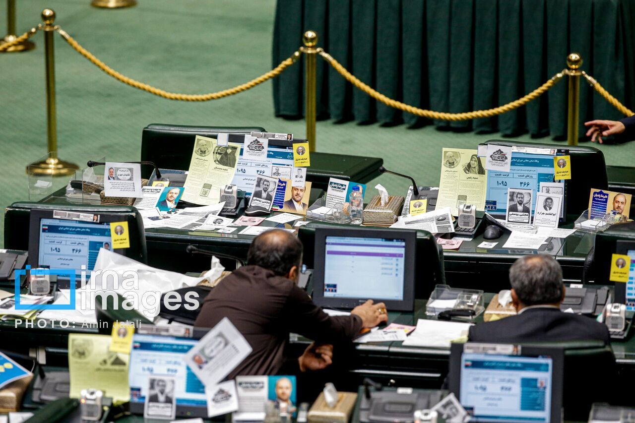 نشستن عجیب نمایندگان مجلس ایران سوژه رسانه خارجی + مرور ۱۰ عکس جنجالی از خانه ملت