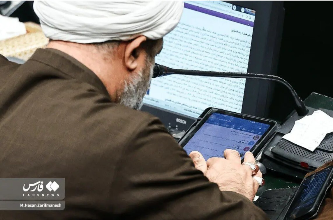 نشستن عجیب نمایندگان مجلس ایران سوژه رسانه خارجی + مرور ۱۰ عکس جنجالی از خانه ملت