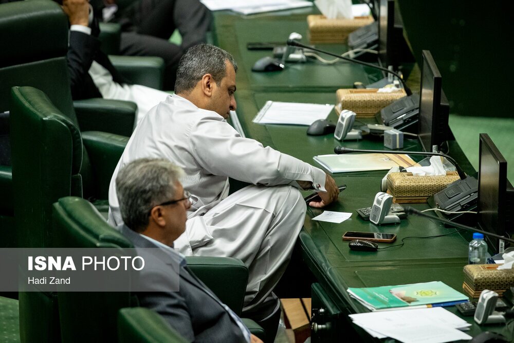 نشستن عجیب نمایندگان مجلس ایران سوژه رسانه خارجی + مرور ۱۰ عکس جنجالی از خانه ملت