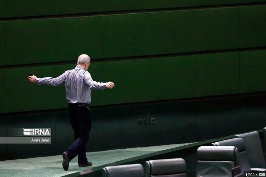 نشستن عجیب نمایندگان مجلس ایران سوژه رسانه خارجی + مرور ۱۰ عکس جنجالی از خانه ملت