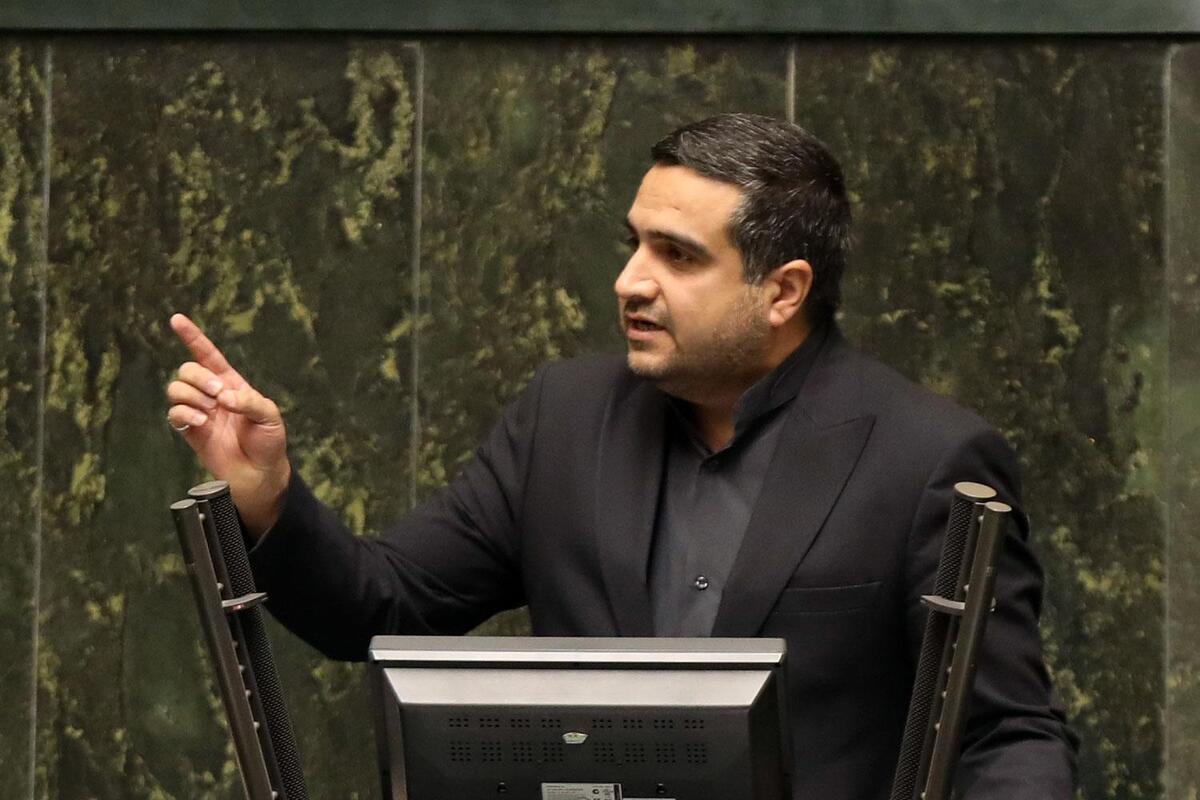 نماینده مجلس: وزرا تصور نکنند استیضاح از دستور کار مجلس خارج شده است