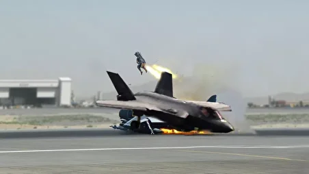 ببینید| سقوط جنگنده F-16 تاندربردز در کالیفرنیا؛ خلبان به‌موقع نجات یافت