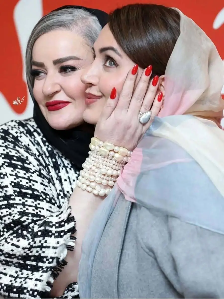 تصاویر| لحظات احساسی نعیمه نظام دوست با الناز شاکردوست در اکران مردمی «کج پیله» تصاویر| لحظات احساسی نعیمه نظام دوست با الناز شاکردوست در اکران مردمی «کج پیله»