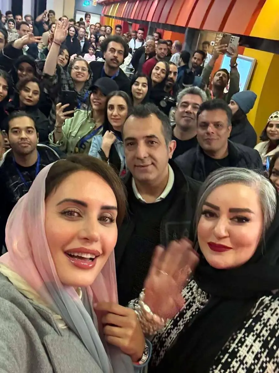 تصاویر| لحظات احساسی نعیمه نظام دوست با الناز شاکردوست در اکران مردمی «کج پیله» تصاویر| لحظات احساسی نعیمه نظام دوست با الناز شاکردوست در اکران مردمی «کج پیله»