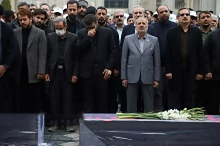 (ویدئو) مراسم تشییع پیکر «فاطمه حیدری» و «حسنا سقاب اصفهانی»، همسر و دختر معاون پزشکیان در حرم رضوی