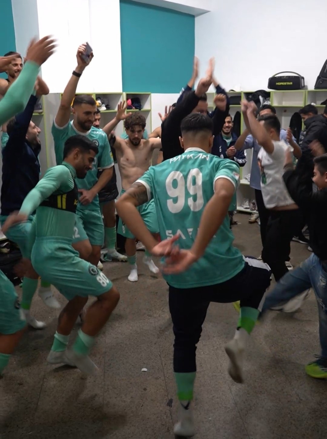 شادی متفاوت در رختکن پیکان؛ بازیکنان رقص محلی اجرا کردند +تصاویر پیکان