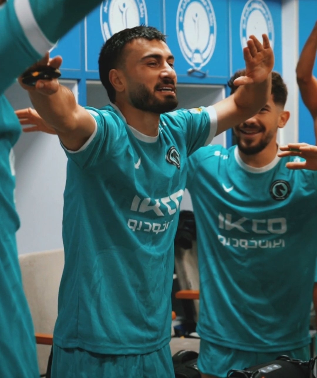 شادی متفاوت در رختکن پیکان؛ بازیکنان رقص محلی اجرا کردند +تصاویر تیم پیکان