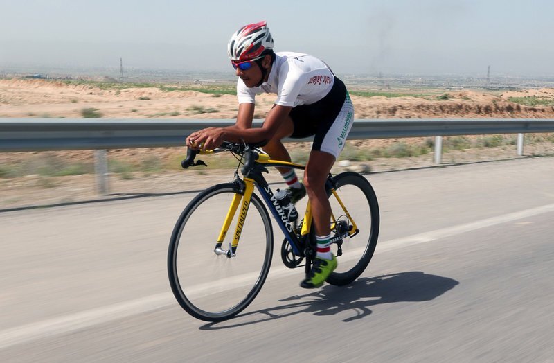 ببینید| سقوط یک مرد هنگام دوچرخه‌سواری از پله‌برقی