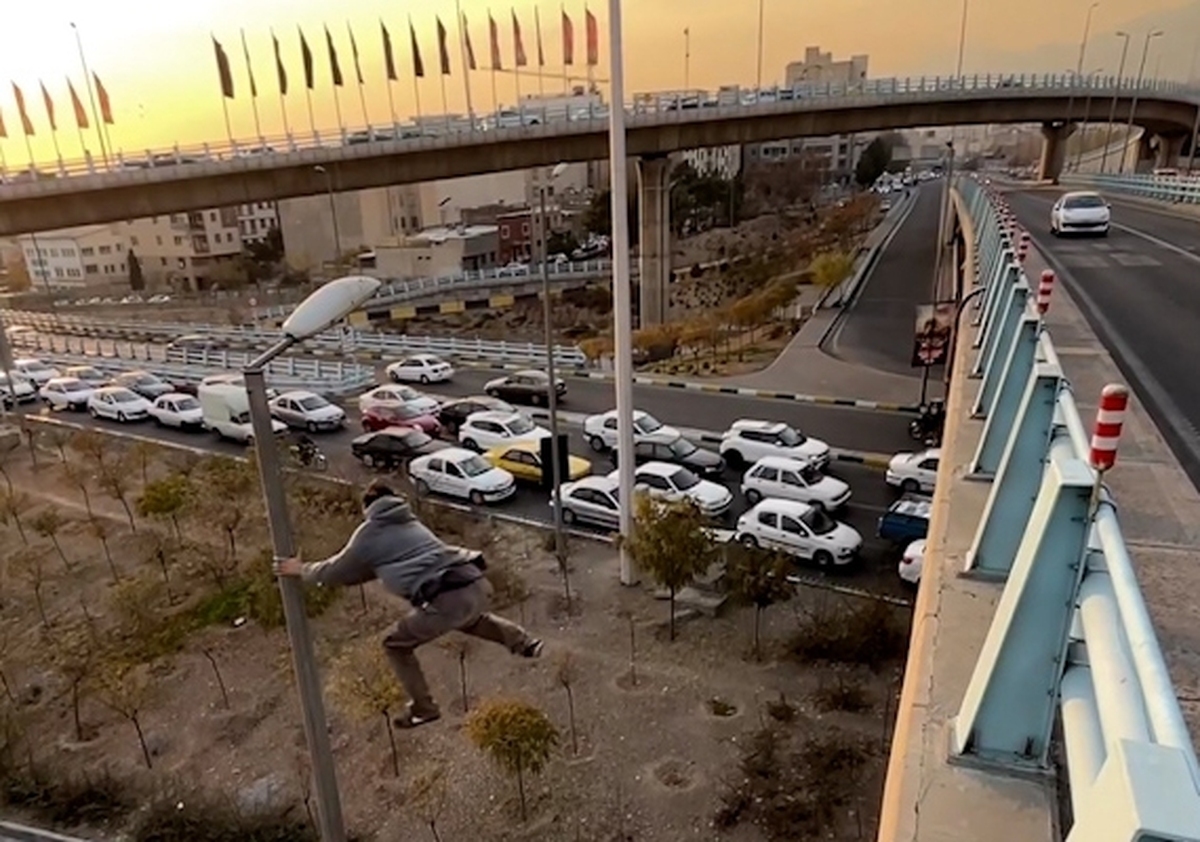ببینید| انجام حرکت بارفیکس از پل عابر وسط اتوبان!