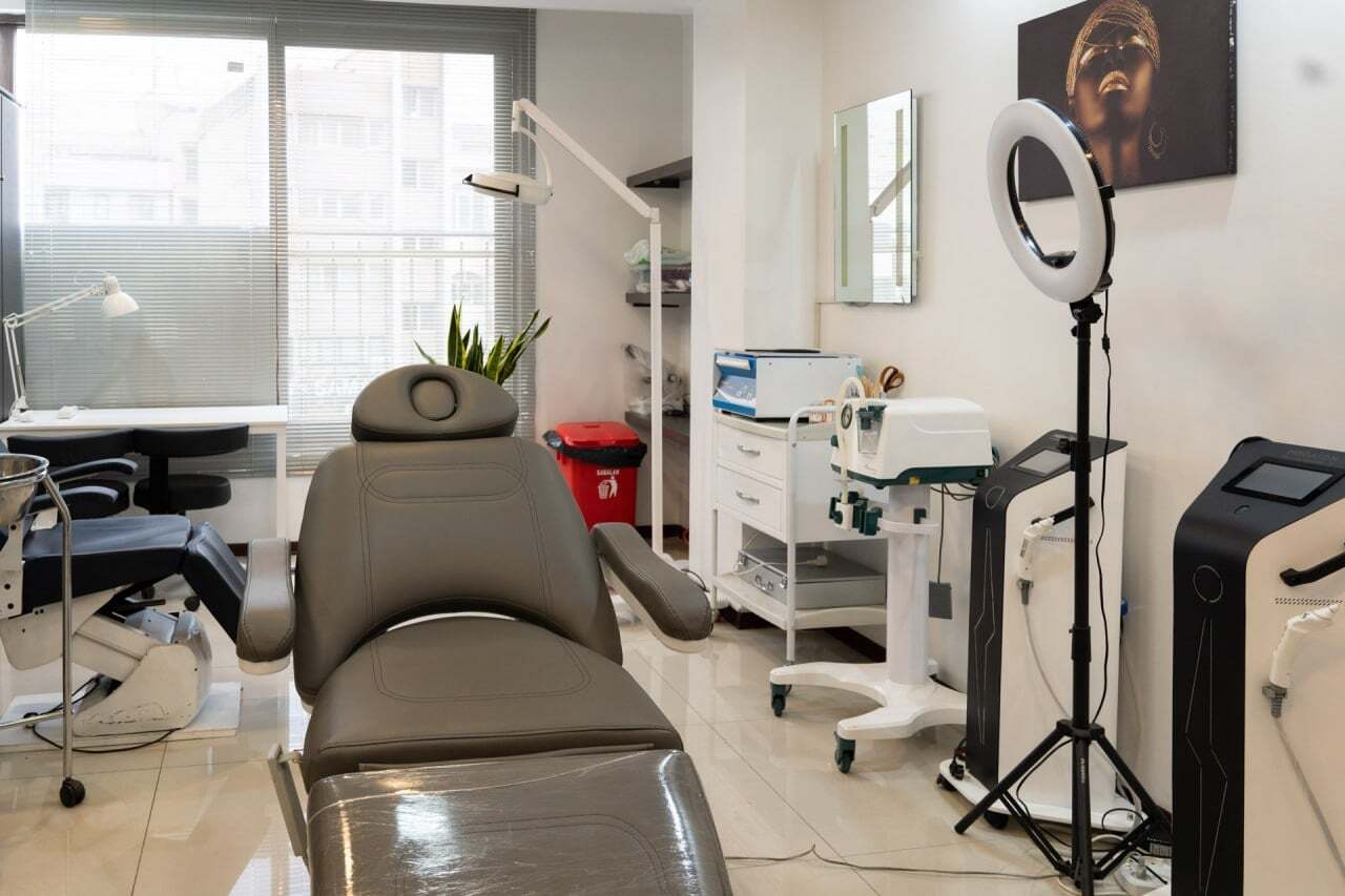 تبلیغات فریبنده اینفلوئنسرهای اینستاگرامی؛ چرا جوانان قربانی «زیبایی القایی» میشوند؟ کلینیک زیبایی