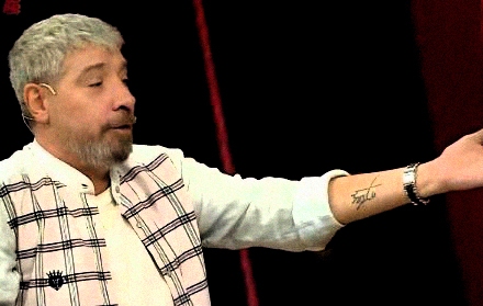 ببینید| مجتبی محرمی با تتوی امضای محمدرضا پهلوی در برنامه زنده پرسپولیس!