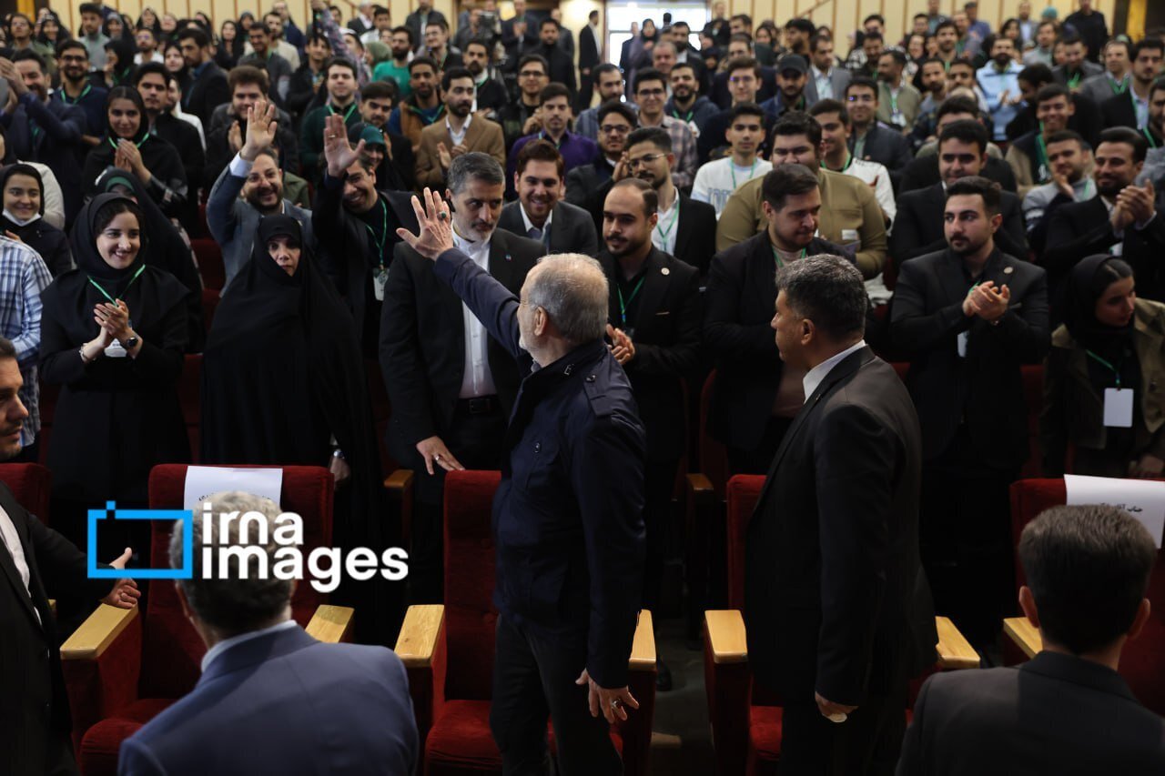 تصاویری از حضور پزشکیان در مراسم روز دانشجو دانشگاه شهید بهشتی پزشکیان در مراسم روز دانشجو