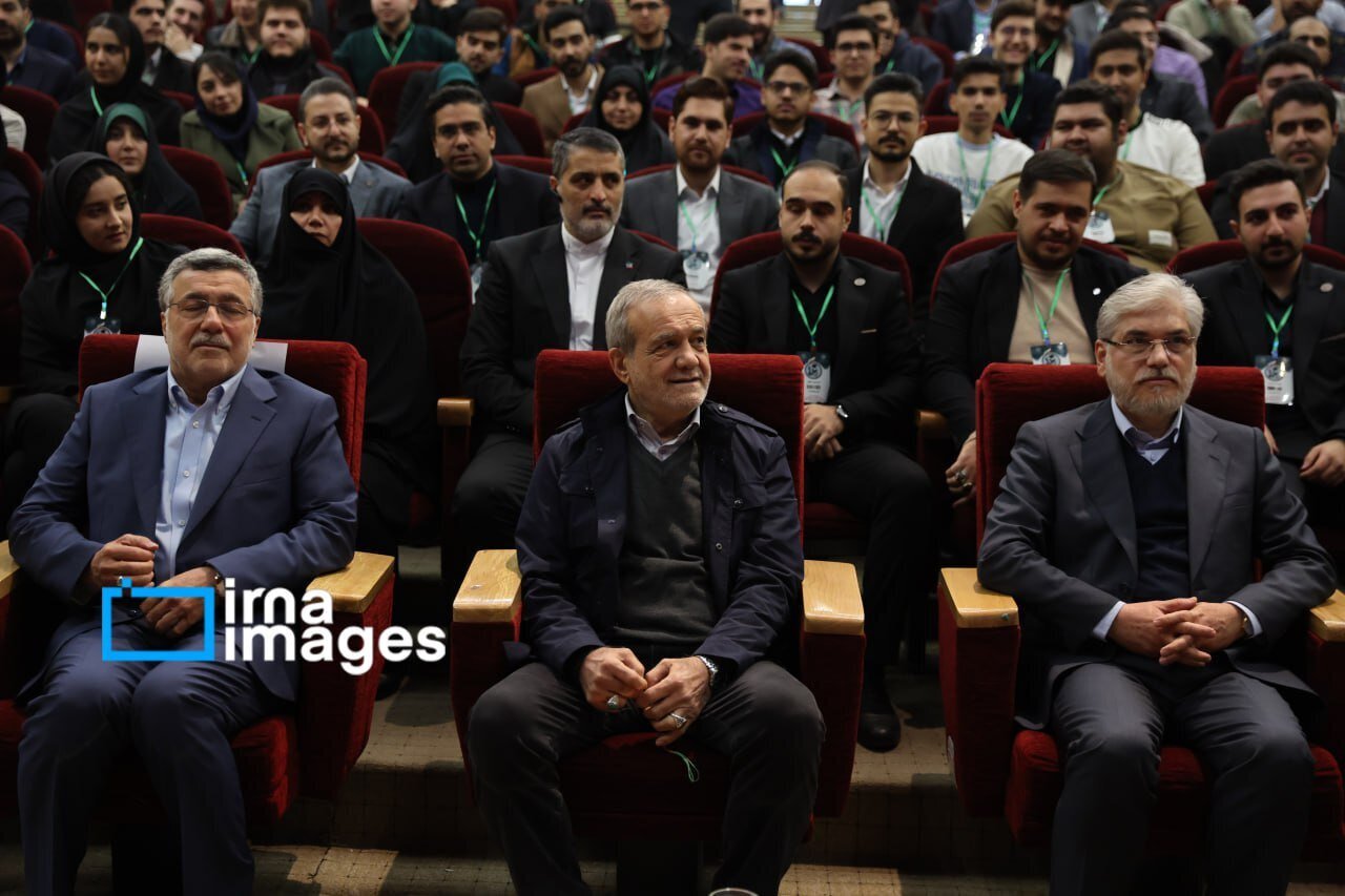 تصاویری از حضور پزشکیان در مراسم روز دانشجو دانشگاه شهید بهشتی پزشکیان در مراسم روز دانشجو دانشگاه شهید بهشتی