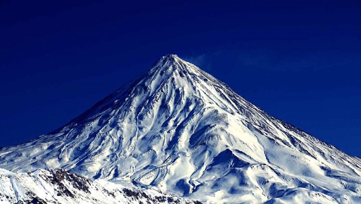 ببینید| دماوند پس از ماه‌ها دوباره سفیدپوش شد