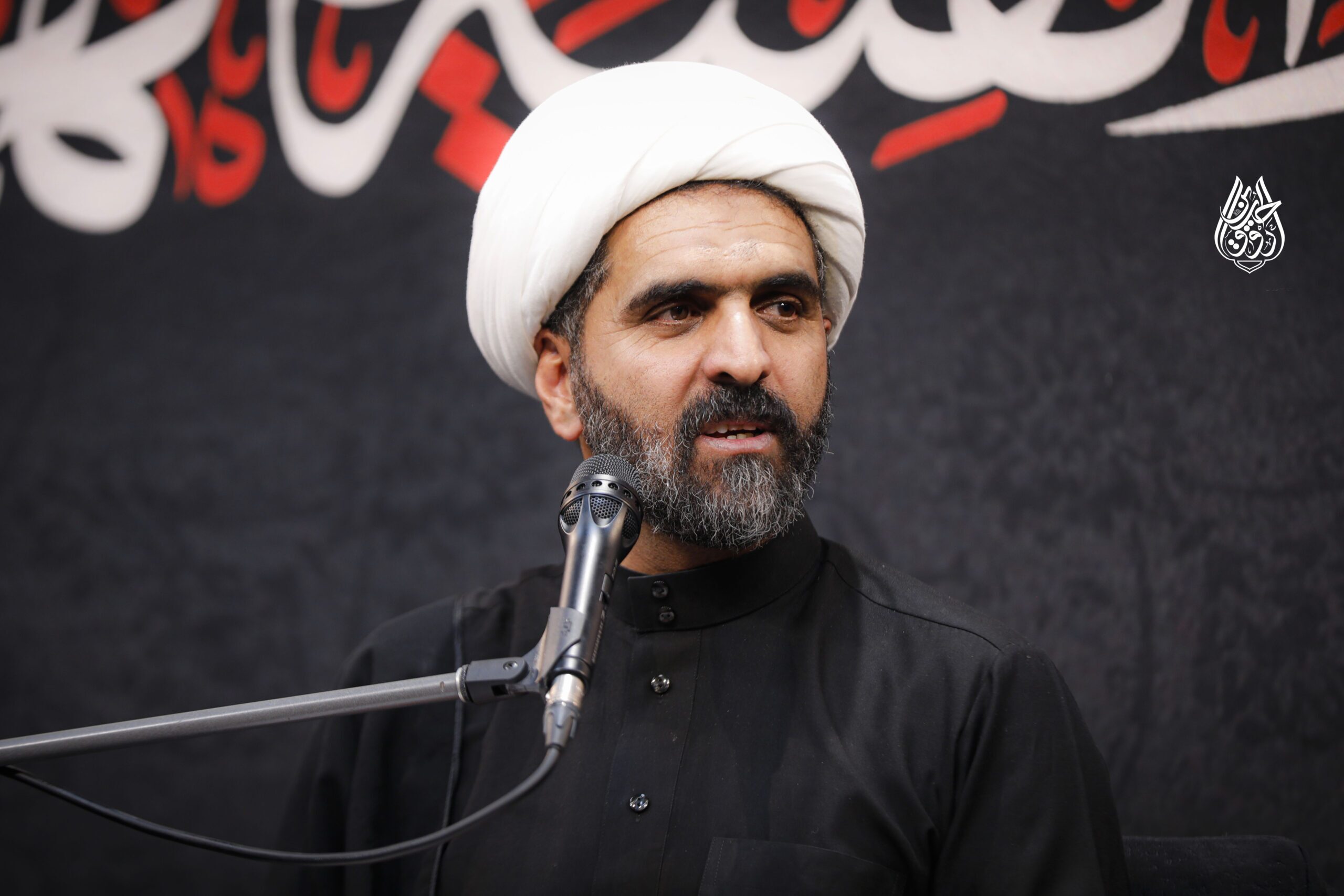 واکنش یک سخنران به فحاشی مداحان به اردستانی: اهل بیت راضی به این فحاشی‌ها نیستند