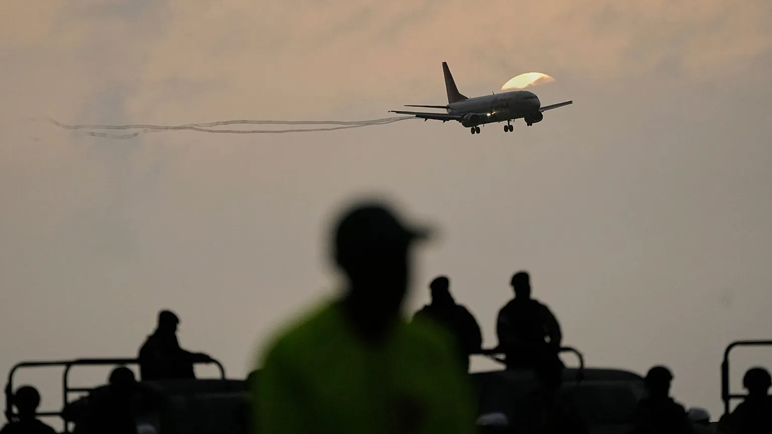 وزارت خارجه از بازگشت ۵۵ ایرانی از آمریکا خبر داد وزارت خارجه