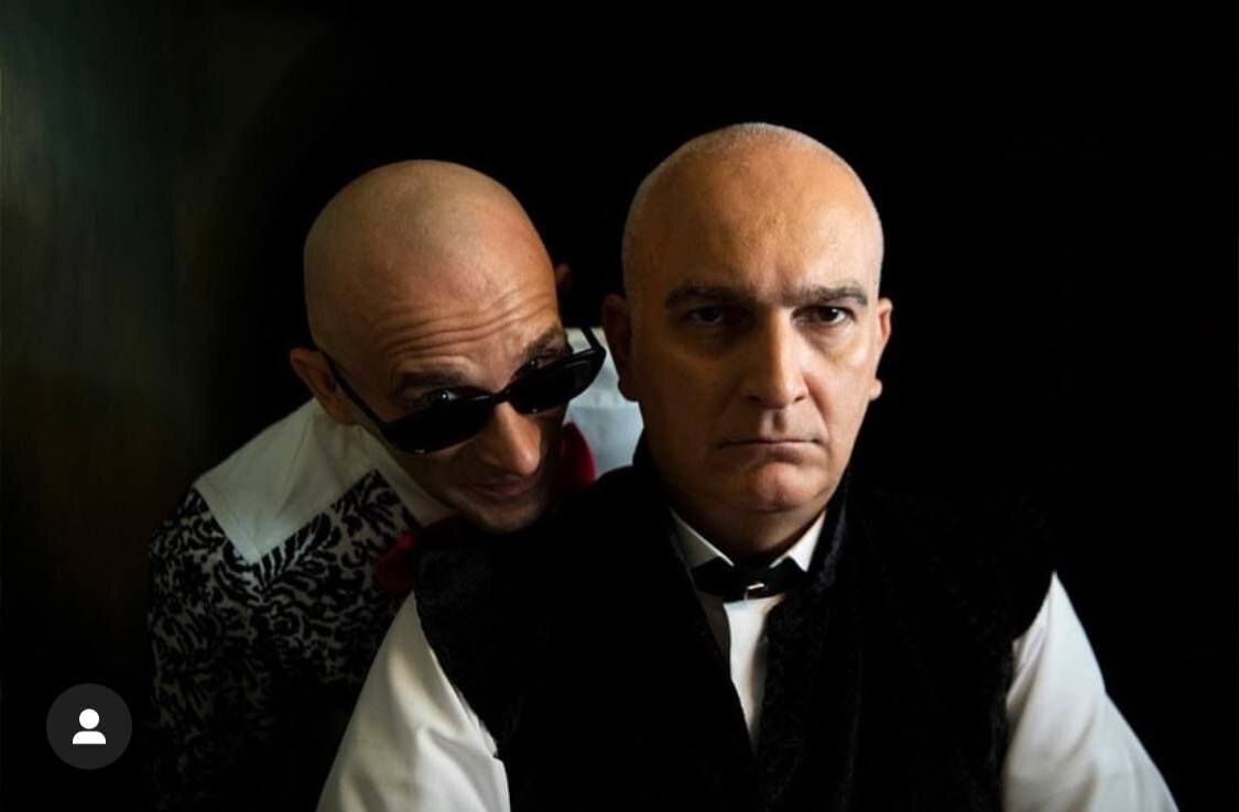 عکس| شنای بیژن بنفشه خواه با لنگ در پشت صحنه سریال «مگه تموم عمر چندتا بهاره»