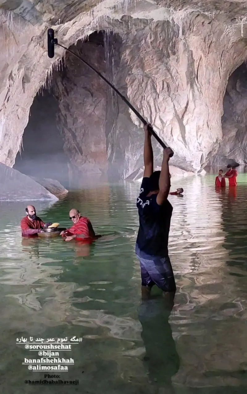 عکس| شنای بیژن بنفشه خواه با لنگ در پشت صحنه سریال «مگه تموم عمر چندتا بهاره» عکس| شنای بیژن بنفشه خواه با لنگ در پشت صحنه سریال «مگه تموم عمر چندتا بهاره»