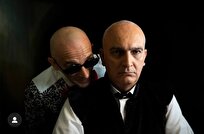 عکس| شنای بیژن بنفشه خواه با لنگ در پشت صحنه سریال «مگه تموم عمر چندتا بهاره»