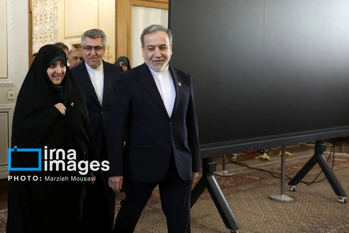 تصاویر عراقچی و همسرش در مراسم میلاد حضرت زهرا(س) تصاویر عراقچی و همسرش در مراسم میلاد حضرت زهرا(س)