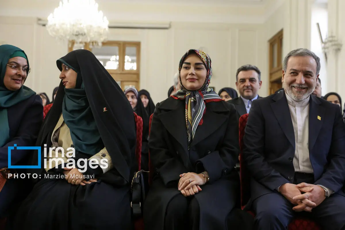 تصاویر عراقچی و همسرش در مراسم میلاد حضرت زهرا(س) تصاویر عراقچی و همسرش در مراسم میلاد حضرت زهرا(س)