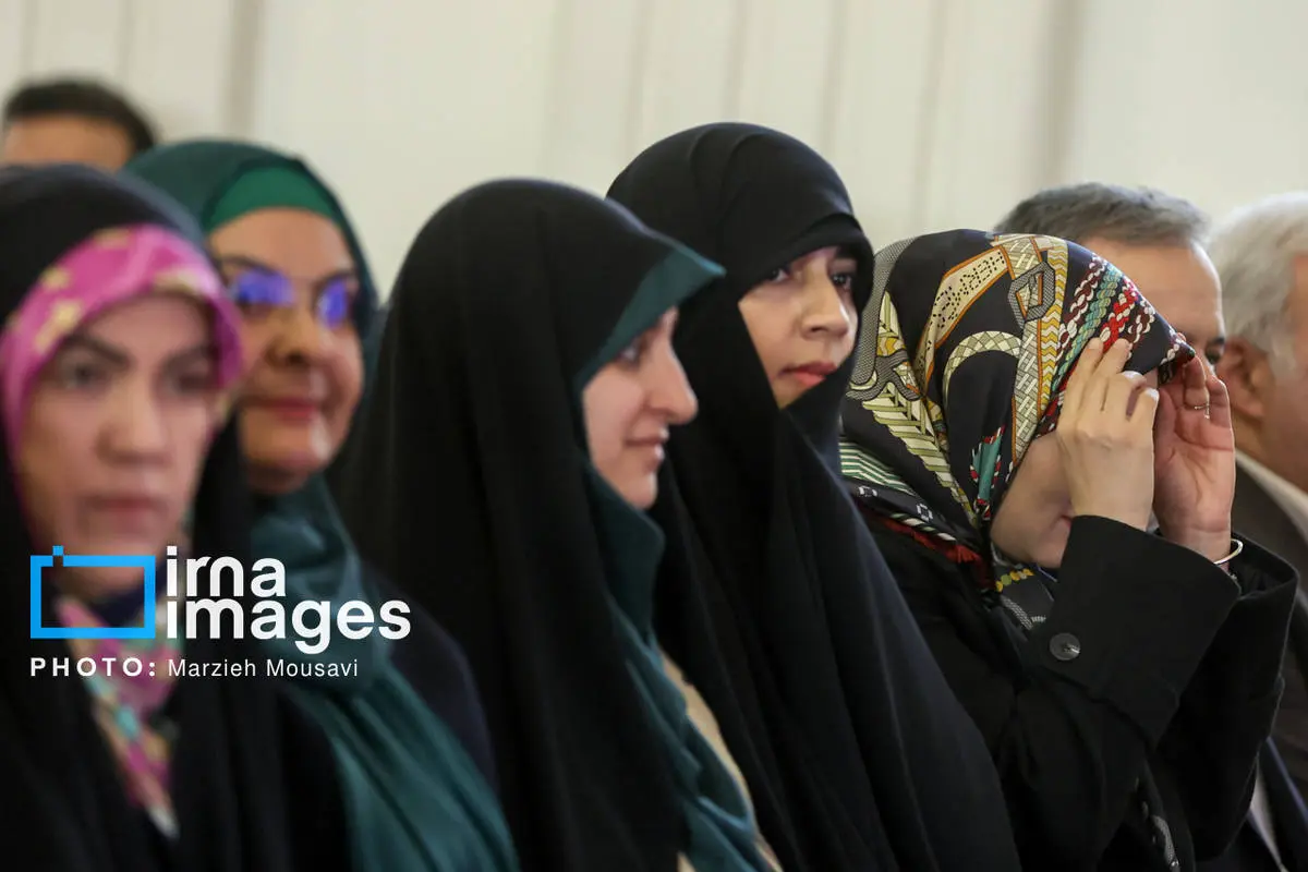 تصاویر عراقچی و همسرش در مراسم میلاد حضرت زهرا(س) تصاویر عراقچی و همسرش در مراسم میلاد حضرت زهرا(س)