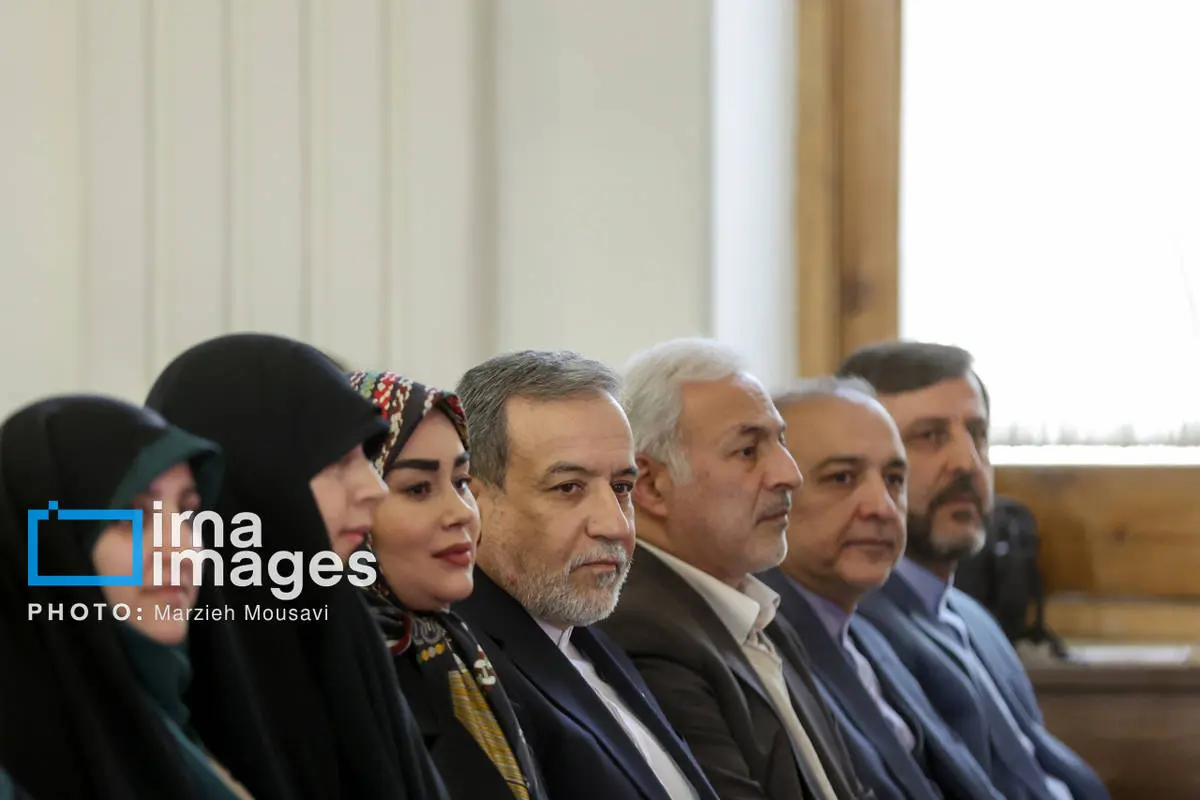 تصاویر عراقچی و همسرش در مراسم میلاد حضرت زهرا(س) تصاویر عراقچی و همسرش در مراسم میلاد حضرت زهرا(س)