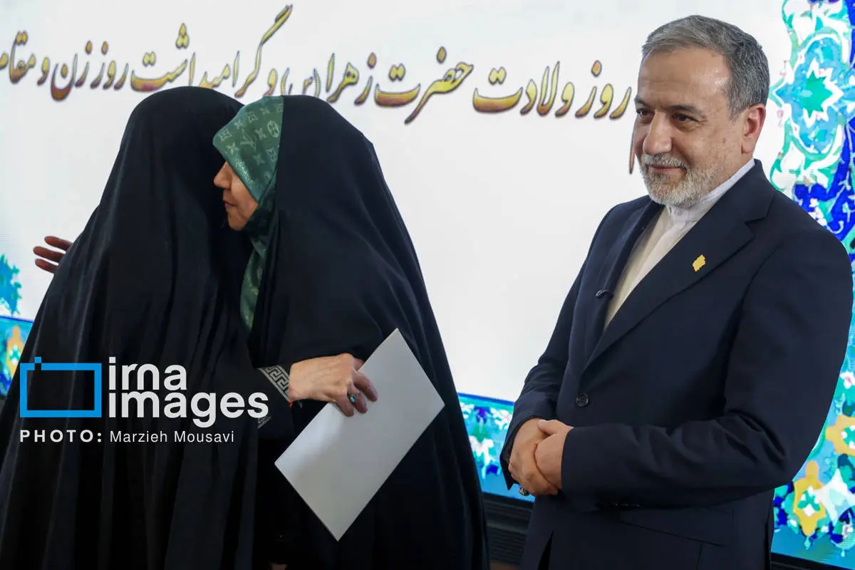 تصاویر عراقچی و همسرش در مراسم میلاد حضرت زهرا(س) تصاویر عراقچی و همسرش در مراسم میلاد حضرت زهرا(س)