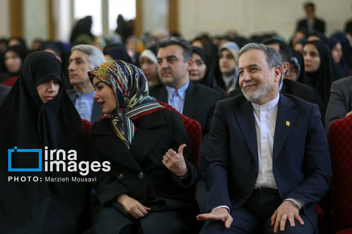 تصاویر عراقچی و همسرش در مراسم میلاد حضرت زهرا(س) تصاویر عراقچی و همسرش در مراسم میلاد حضرت زهرا(س)