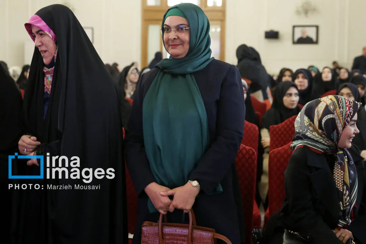 تصاویر عراقچی و همسرش در مراسم میلاد حضرت زهرا(س) تصاویر عراقچی و همسرش در مراسم میلاد حضرت زهرا(س)