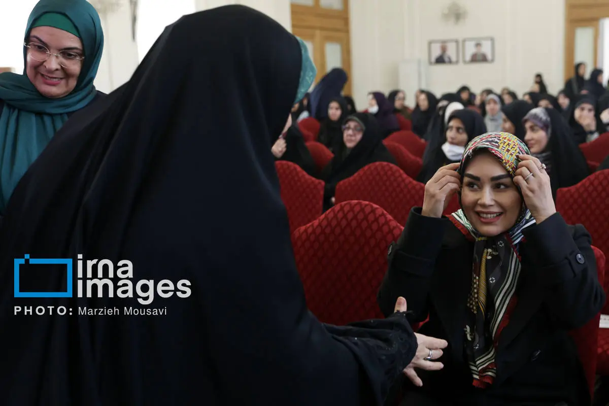 تصاویر عراقچی و همسرش در مراسم میلاد حضرت زهرا(س) تصاویر عراقچی و همسرش در مراسم میلاد حضرت زهرا(س)