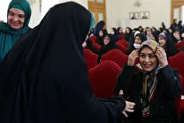 تصاویر عراقچی و همسرش در مراسم میلاد حضرت زهرا(س)