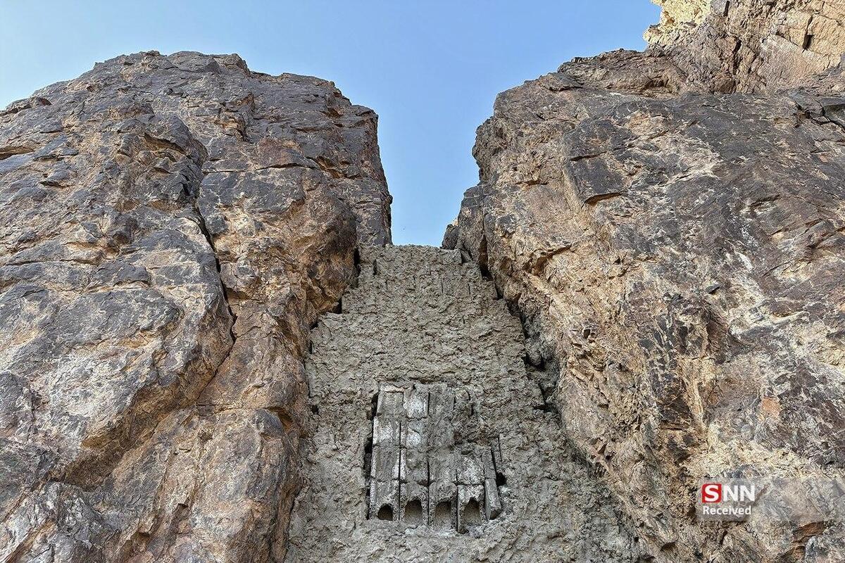 ببینید| بارندگی شدید جلوه‌ای دیدنی آفرید؛ کوه‌های احد میزبان آبشار شد!