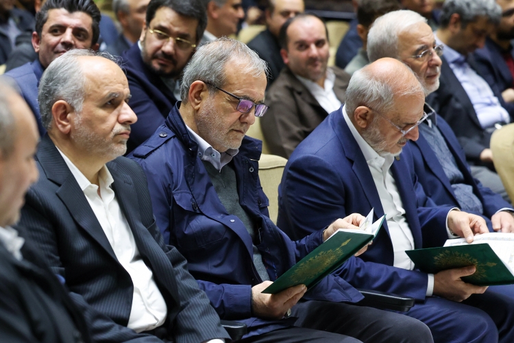 حضور پزشکیان در مراسم ختم خانواده سقاب اصفهانی حضور پزشکیان در مراسم ختم خانواده سقاب اصفهانی