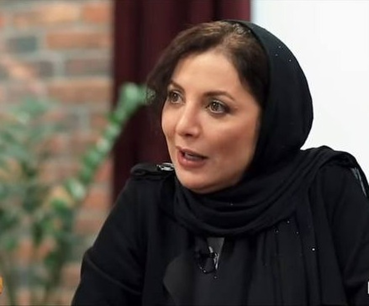 ببینید| ماجرای خندیدن رویا میرعلمی در مراسم هفتم پدرش به شعرخوانی هادی حجازی فر