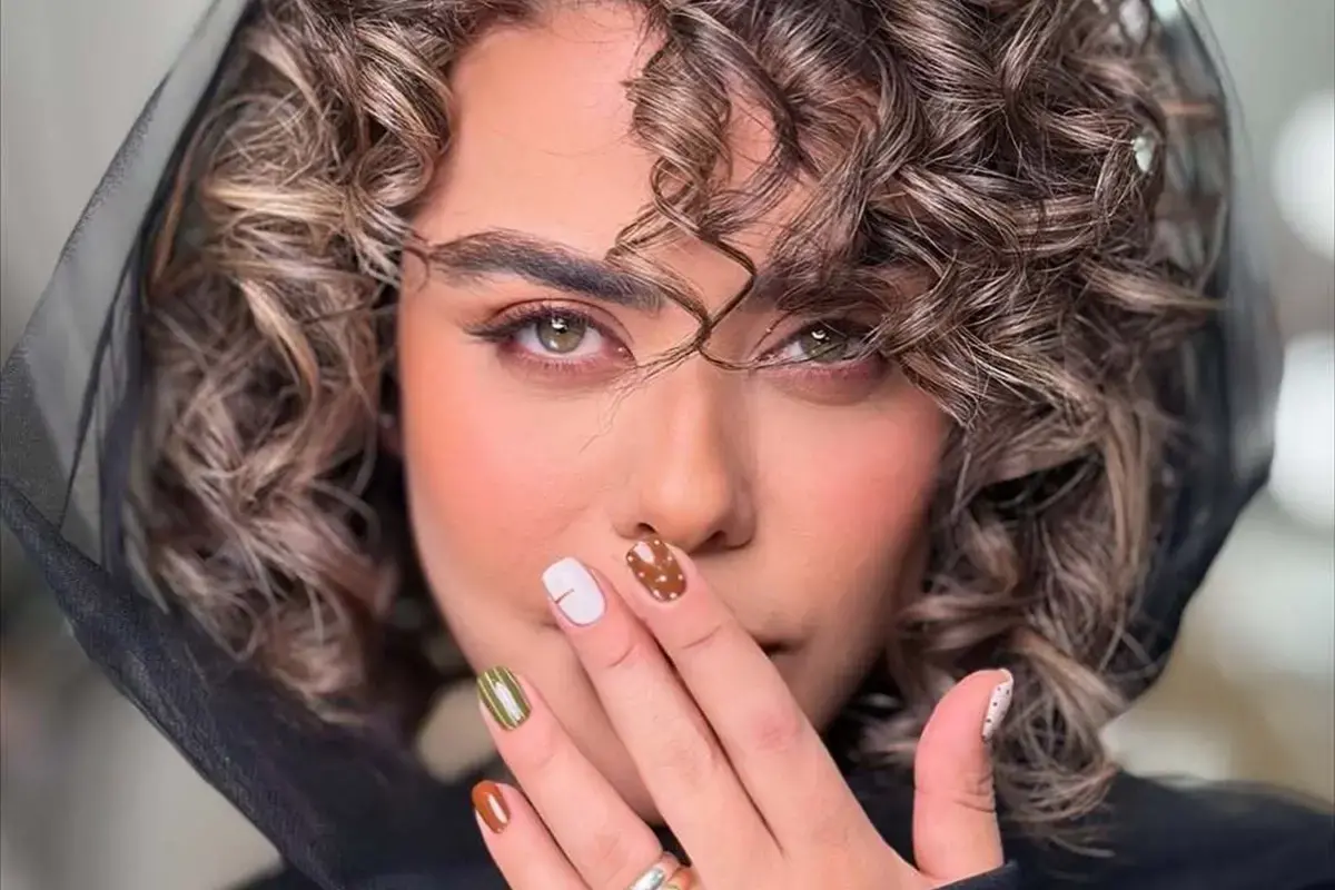 ببینید|  واکنش الهام اخوان به انتقاد از استایل متفاوت و کیف عجیبش