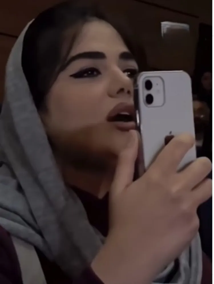 صفحه اینستاگرام نیوشا مفیدی، زنی که در کنسرت حمید حامی آواز خواند، مسدود شد صفحه اینستاگرام نیوشا مفیدی، زنی که در کنسرت حمید حامی آواز خواند، مسدود شد