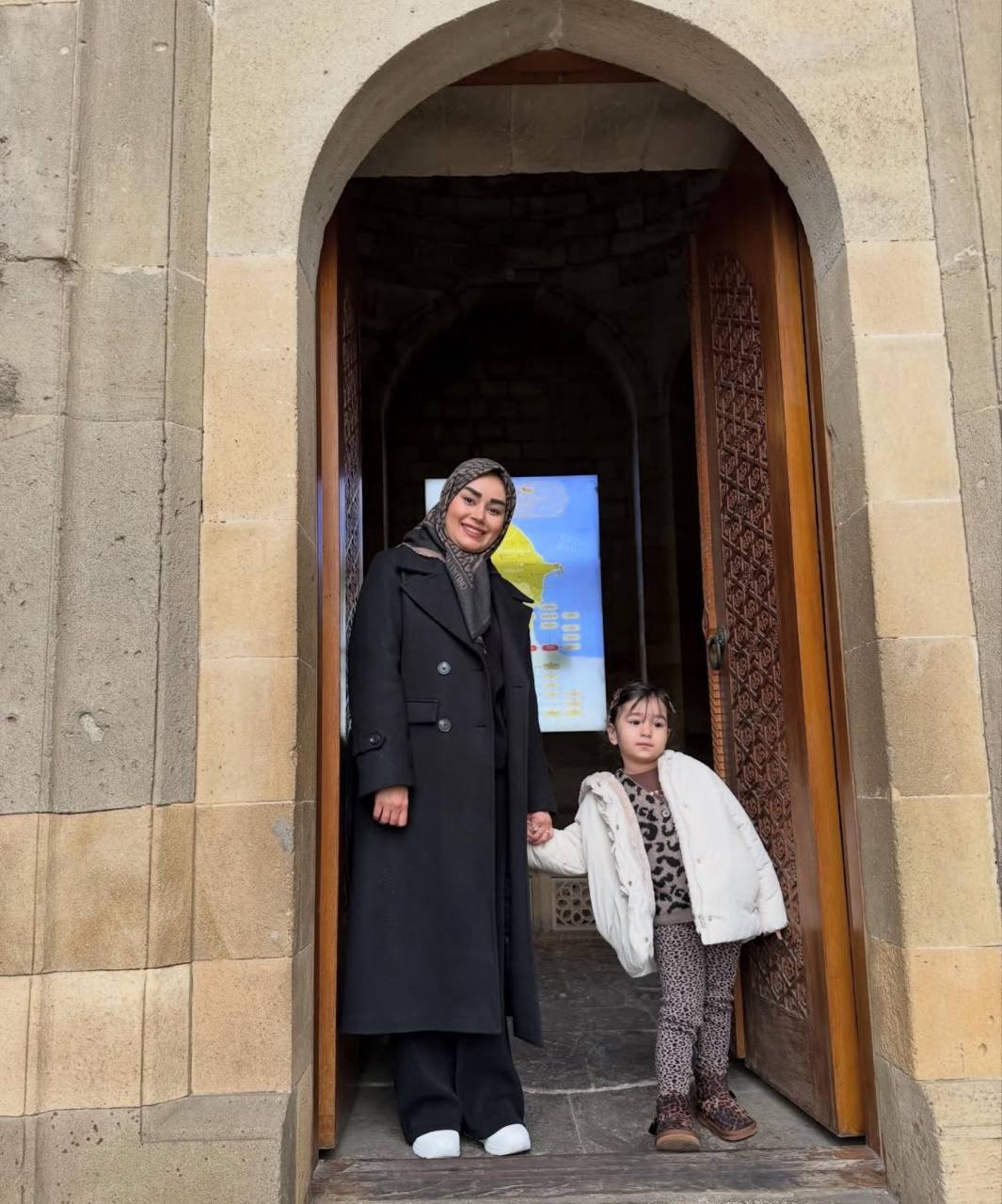 تصاویر| همسر و دختر عباس عراقچی در سفر به باکو تصاویر| همسر و دختر عباس عراقچی در سفر به باکو