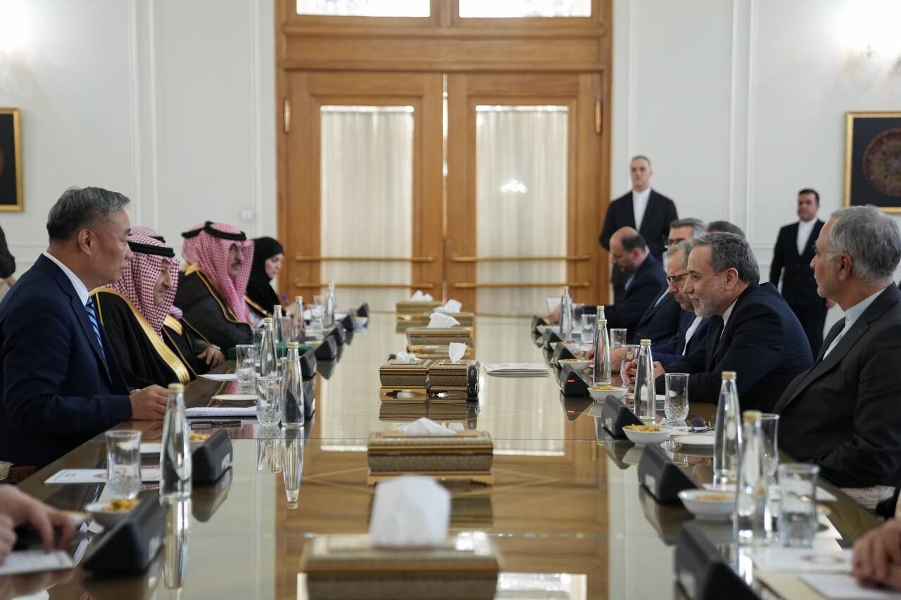 دیدار قائممقام وزیر امور خارجه عربستان سعودی و معاون وزیر امور خارجه چین با عراقچی دیدار قائممقام وزیر امور خارجه عربستان سعودی و معاون وزیر امور خارجه چین با عراقچی